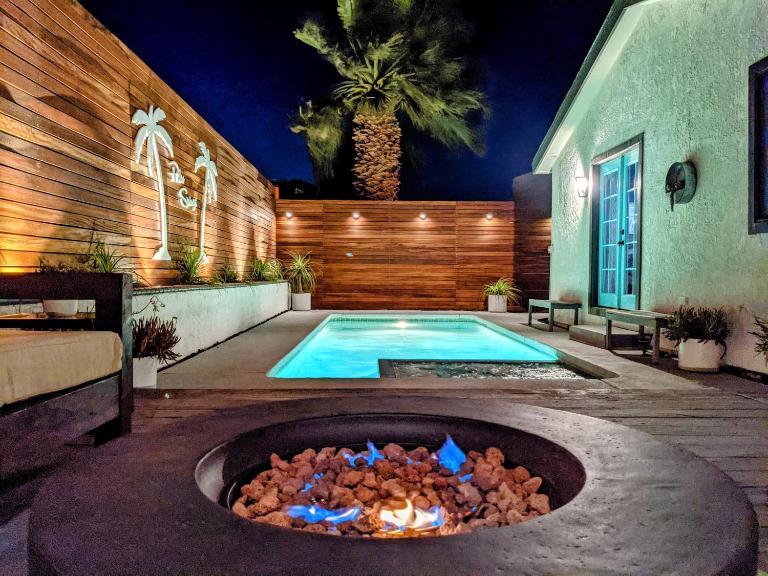 Serenity Now - Home with Pool, Spa, and Outdoor Shower - Chambres d'hôtes Palm Springs