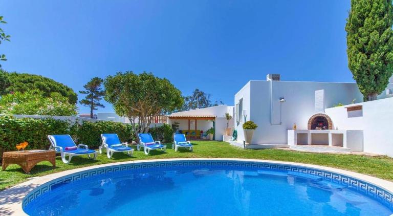 Villa Lori, pool, 5 min drive to beach in Albufeira - B&B Albufeira
