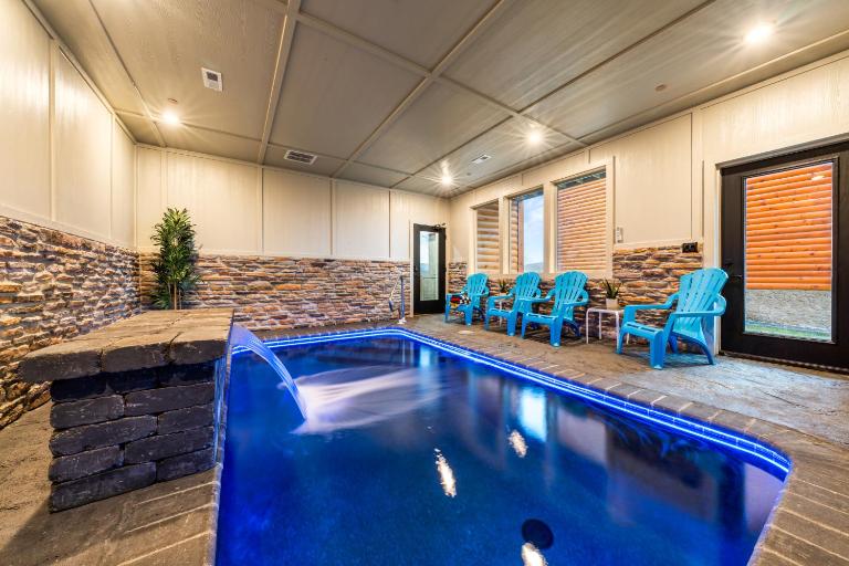 Sleeps 14 - Indoor Pool, Hot Tub, Arcade Games, Movie Theatre and Pets Welcome - Chambres d'hôtes Pigeon Forge