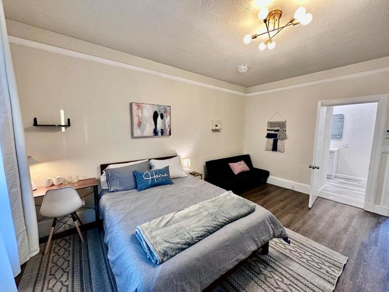 Cozy Tower Hideaway - B&B Fresno