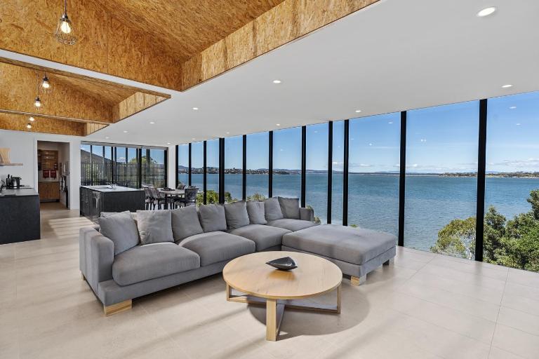 Stylish Home with Outdoor Area & Spectacular Views - Bed and Breakfast Penna