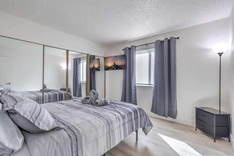 Modern Comfort Near Vegas Attractions! Sleeps 6! - B&B Las Vegas