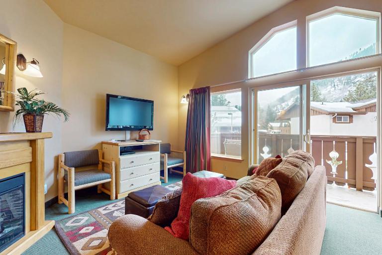 Icicle Village Resort Condo #407 - B&B Leavenworth