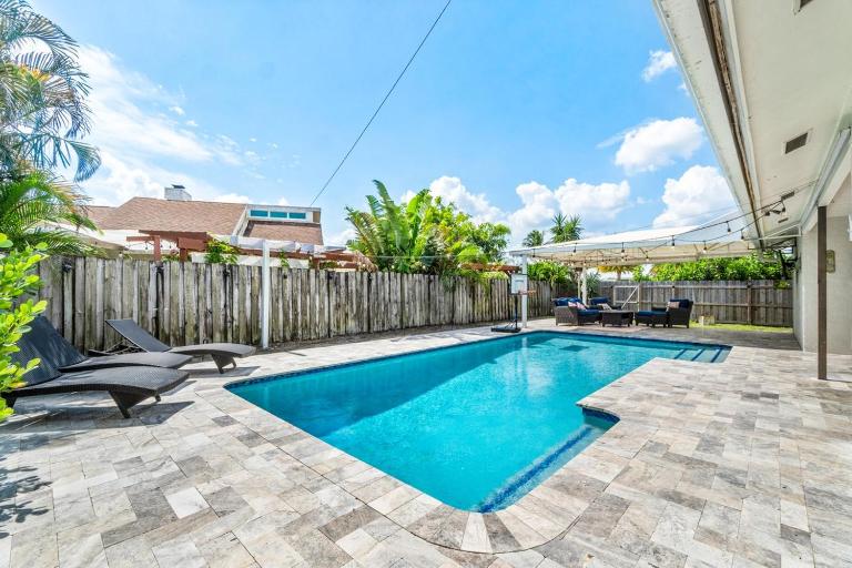 Bright and Comfy 5 Star Location with a Heated Pool - Bed and Breakfast Wellington