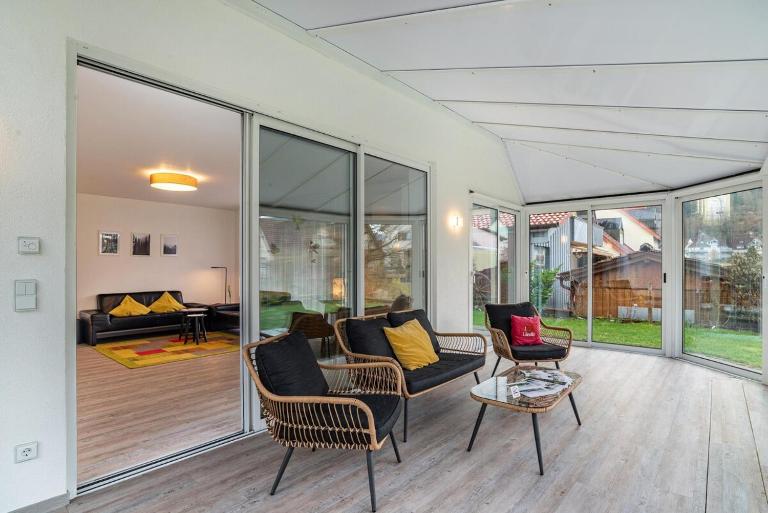 Ferienwohnung am Enzufer mit Wintergarten Bad Wildbad im Schwarzwald - Bed and Breakfast Bad Wildbad