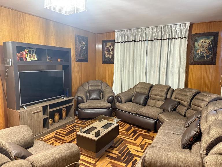 Amplio departamento con jacuzzi - B&B Puno