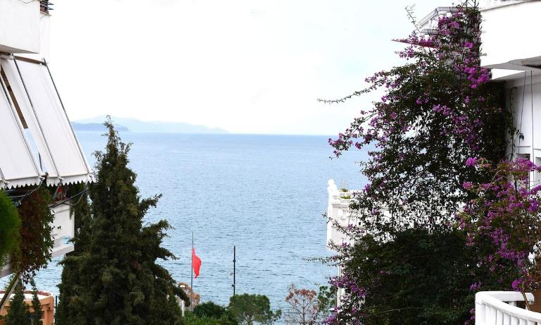 Overlooking the sea - B&B Saranda