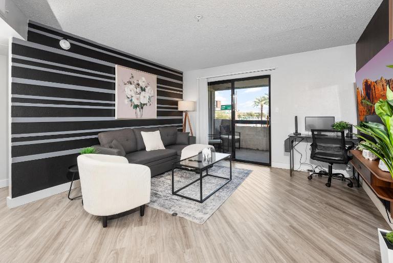 Chill 2BR Near ASU, Pool, Grill, Parking,Pet Frndly - Chambres d'hôtes Tempe