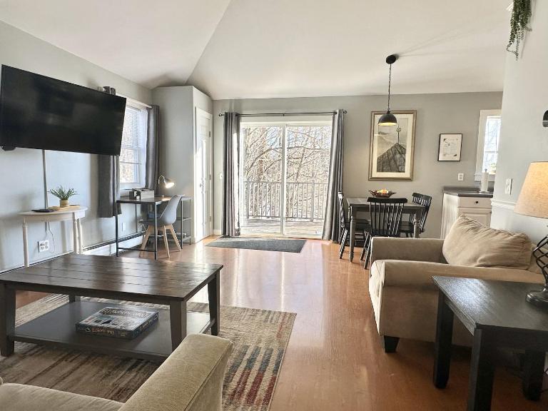 2 BR Home w/ Pondside View Backyard [Maine Escape] - Ferienwohnung Bar Harbor