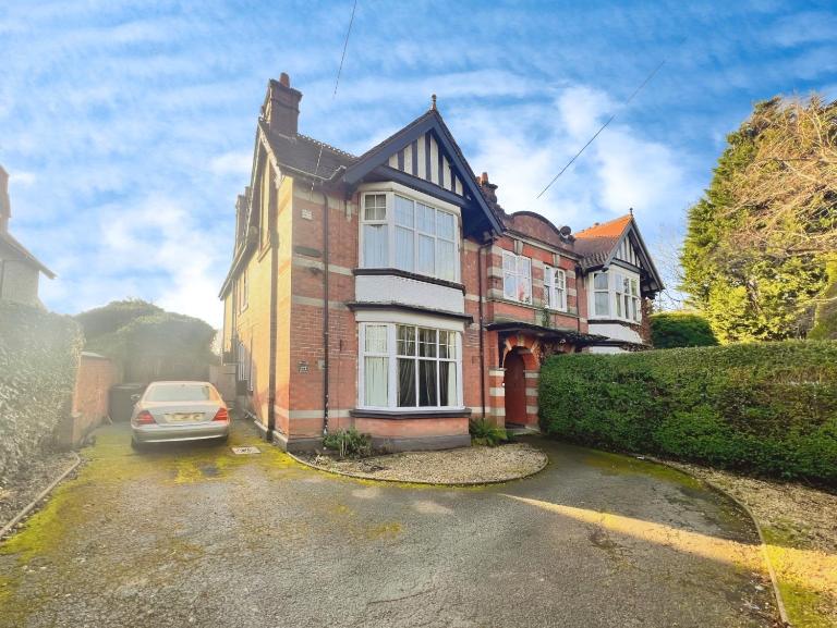 The Shobnall House - Newly Refurbished 5 Bedrooms - B&B Burton upon Trent
