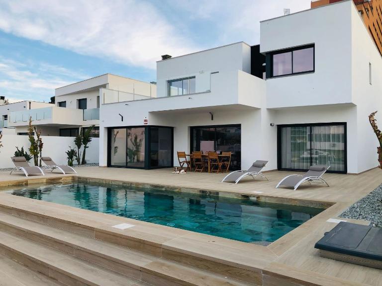 Villa con piscina y vistas canal AV-44 - B&B Rosas