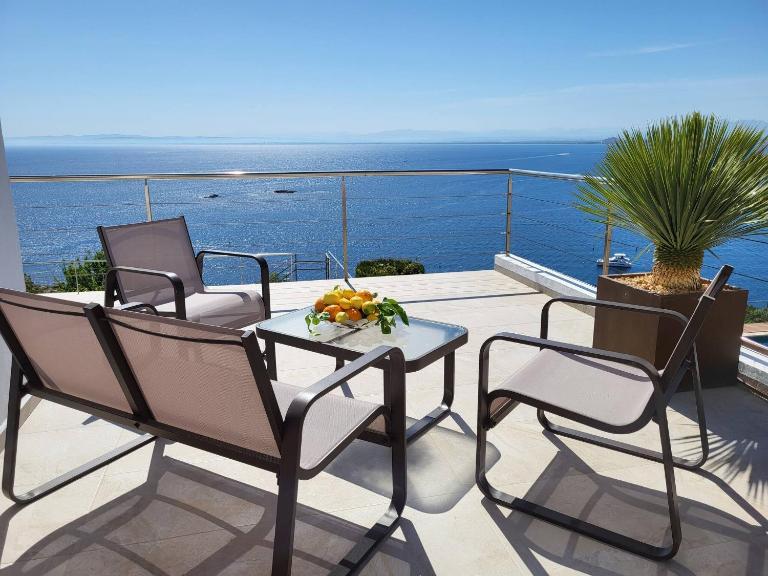 La Perla Villa en Canyelles, Roses AV-34 - Bed and Breakfast Roses