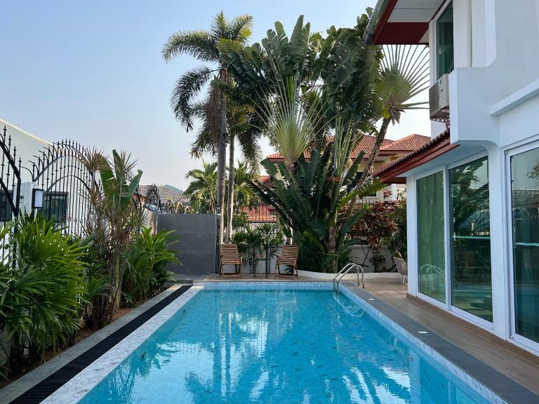 White Moonlight Pool Villa - Bed and Breakfast Jomtien