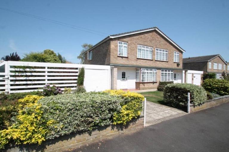 Nicely decorated 3 bedroom house near Heathrow, London - Chambres d'hôtes Londres