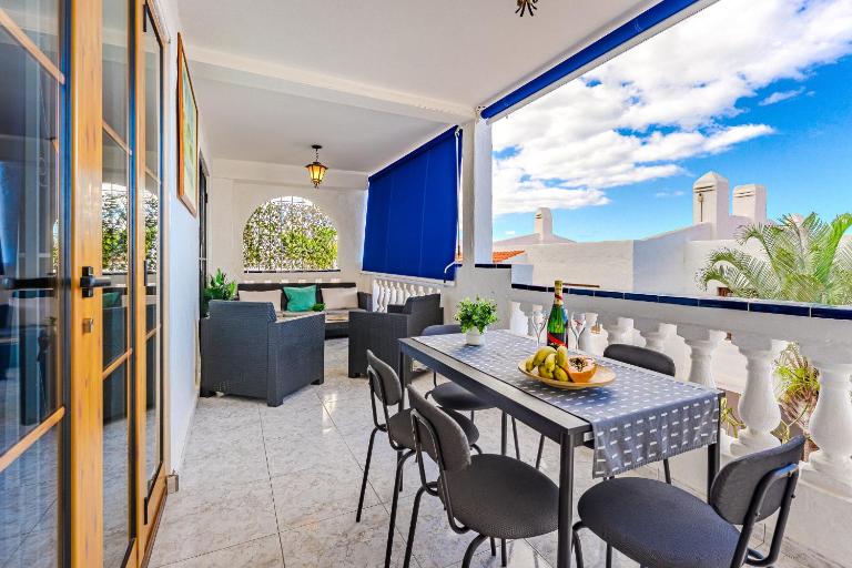 Los Cristianos Stay with Large Terrace & Heated Pool - Ferienwohnung Los Cristianos