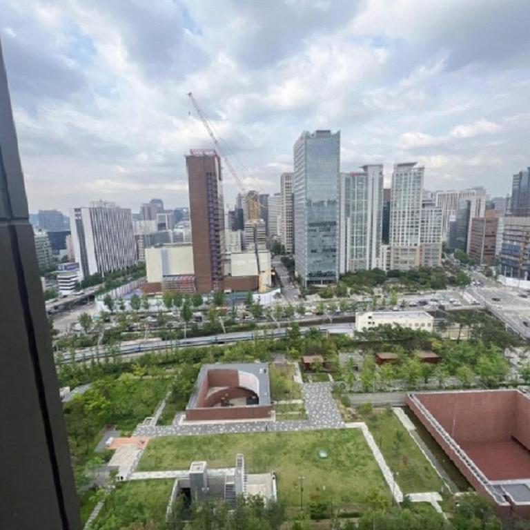 The Platinum Seoul Station - Free parking, transportation hub, Seoul Station, Chungjeongro Station, various hot places, high-rise view - B&B Seul
