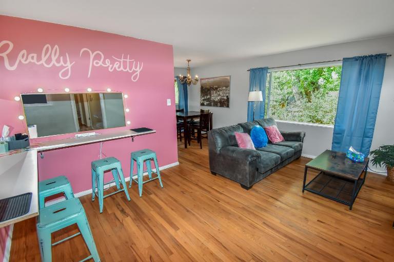 Super Cute Five Bedroom Home in Denver Perfect For Girls Trips - Bed and Breakfast Denver