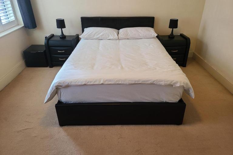 1 Bed Flat - Sleeps 4 - Parking - Wifi - Bed and Breakfast Luton