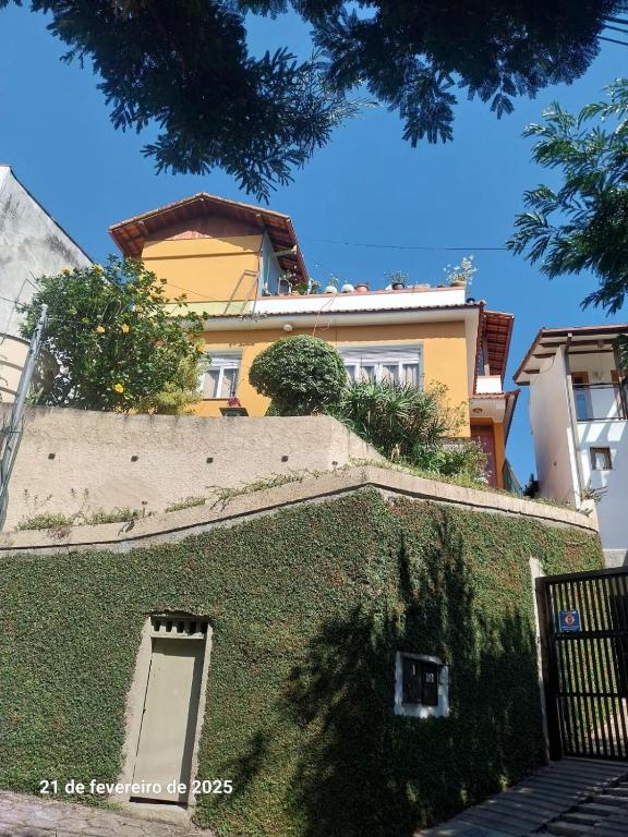 Casa mobiliada com jardim e vista no Centro de Friburgo - Bed and Breakfast Nova Friburgo