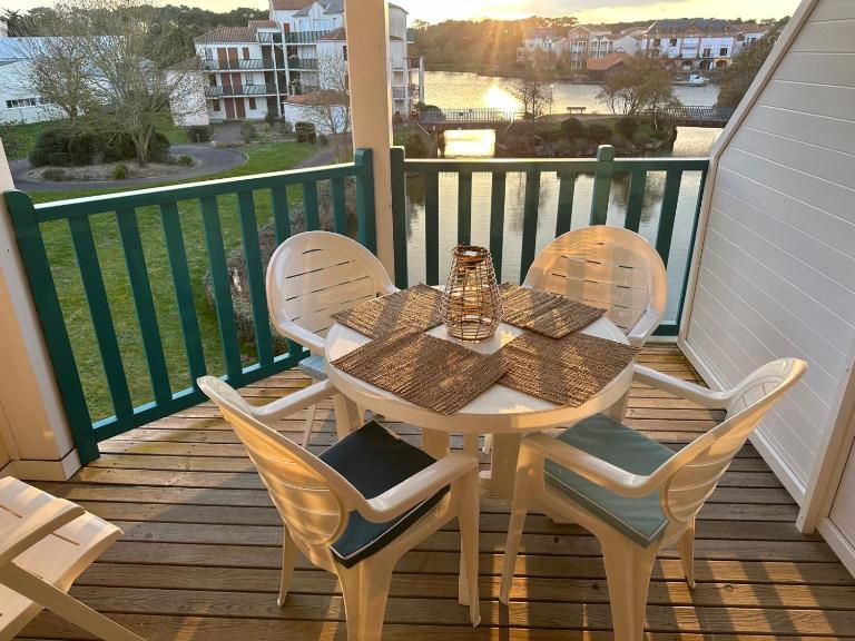 Fleurs du lac studio 2 adultes et 2 enfants avec terrasse vue sur le lac et accès parc aquatique gratuit - B&B Talmont