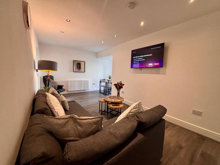 Franks Apt 1 - Outdoor Courtyard - Sleeps 6 - Bed and Breakfast Blackpool