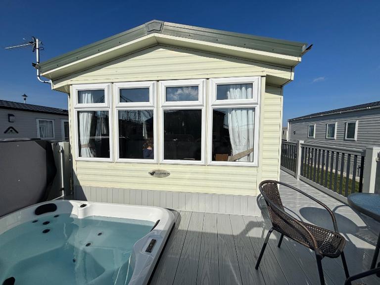 Sunnymede - B8 on Fantasy Island caravan with hot tub, WiFi, pet friendly - Meadow Lakes Caravan & Lodge Hire - Ferienwohnung Ingoldmells