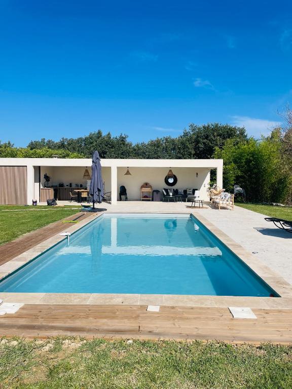 Villa avec Pool House au cœur des vignes - Lubéron - B&B La Tour-d'Aigues