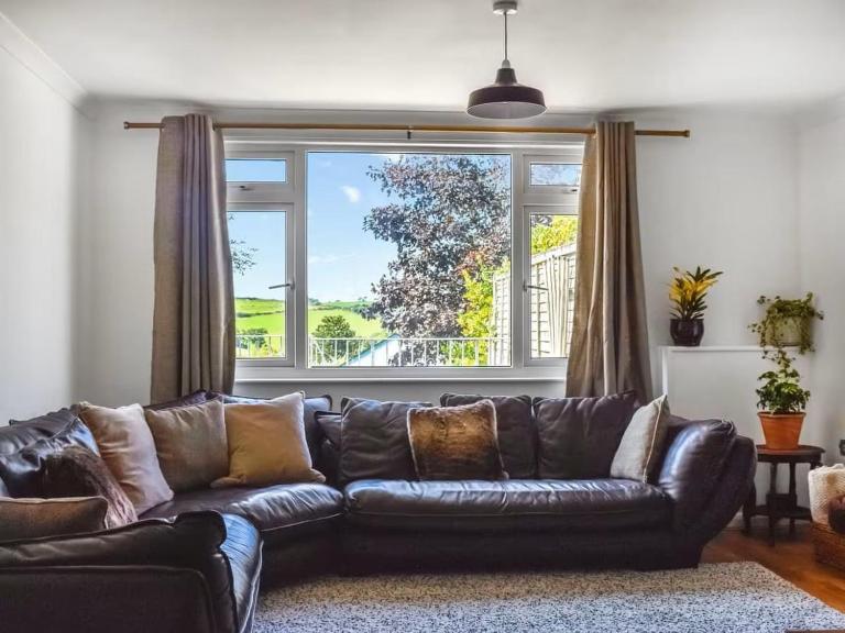 The Hideaway - Spacious 3 Bedroom Apartment - B&B Truro