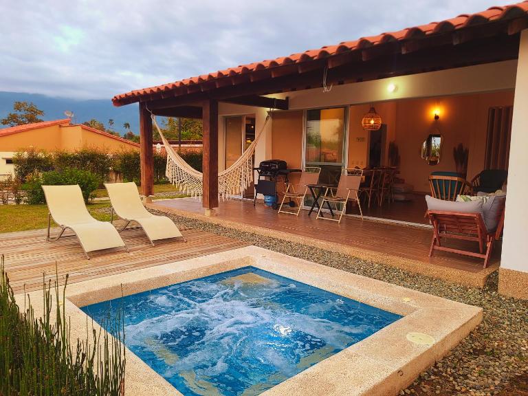Casa Campestre en zona exclusiva con Jacuzzi, a 10 min del aeropuerto, 20 min parque del café, WiFi, parqueadero privado, vigilancia 24 hrs y amplias zonas sociales - B&B Armenia
