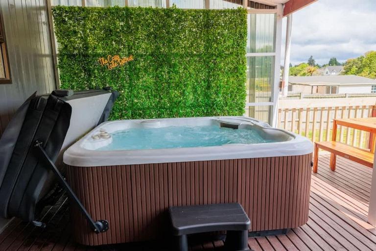 Cozy Lake Retreat Lake Views & Amazing Games Room - B&B Hamurana