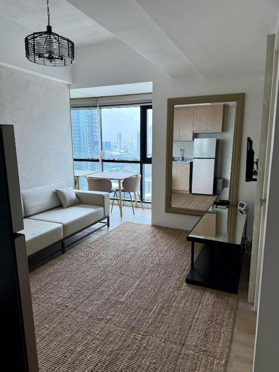 Condo Roughly 30 mins from NAIA with view of Greenhills - B&B Manila
