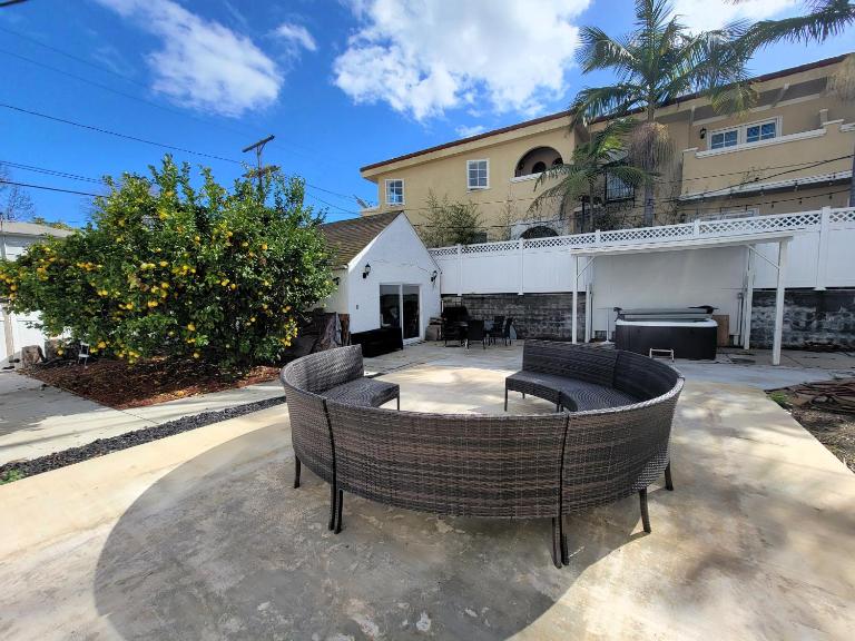 Spacious 5BR Private Home 5 minutes to Rodeo Drive with Hot Tub Spacious Backyard Parking - B&B Los Angeles