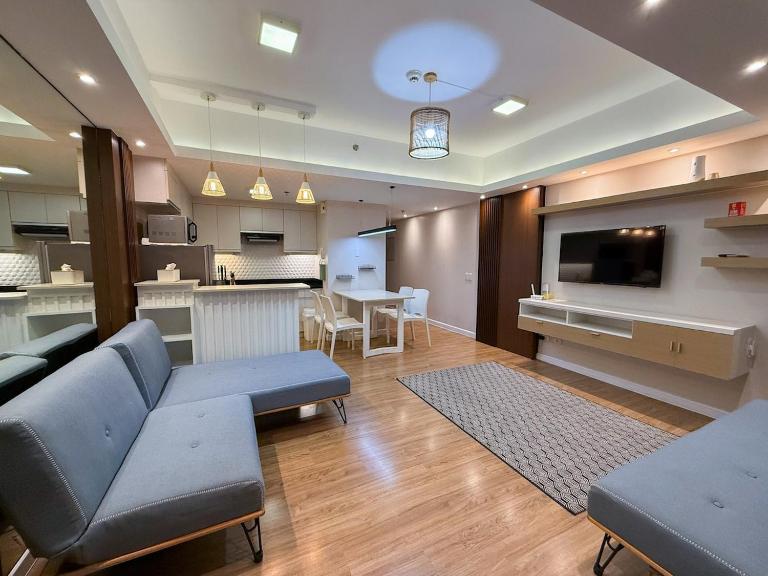 Modern 1BR Unit in Abreeza Place T2 with Pay Parking - B&B Davao City