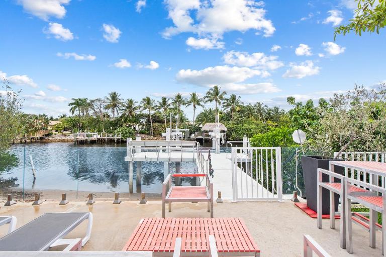 Bright First‑Floor Apt wPatio Mini‑Golf - B&B Deerfield Beach