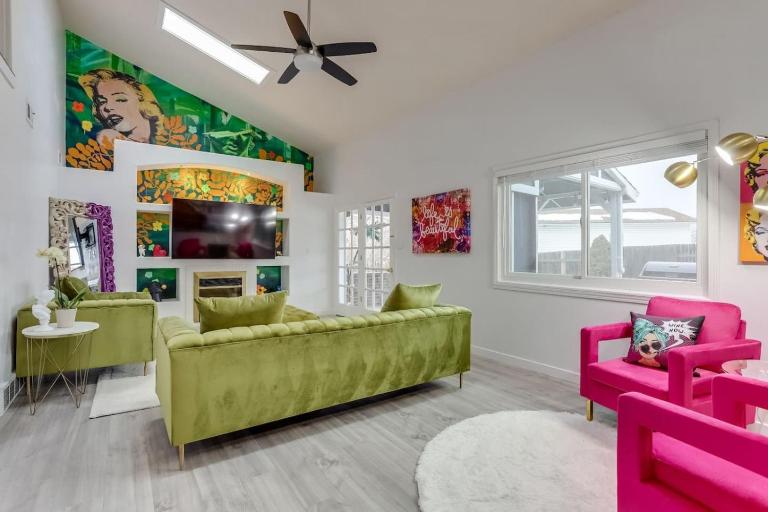 Pop Art Oasis with Karaoke Mini Golf Hot Tub and Pool - Bed and Breakfast Arvada