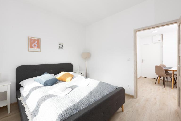 2 bedroom apartment with a terrace near the metro - B&B Praga