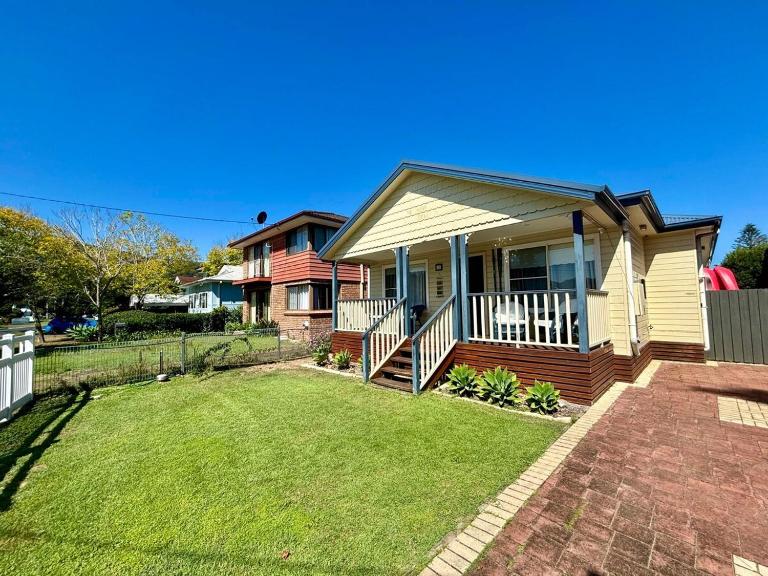Book, Wine & Sinker - Home in Patonga Beach - Pet Friendly, 4 Bedrooms - Bed and Breakfast Budawang