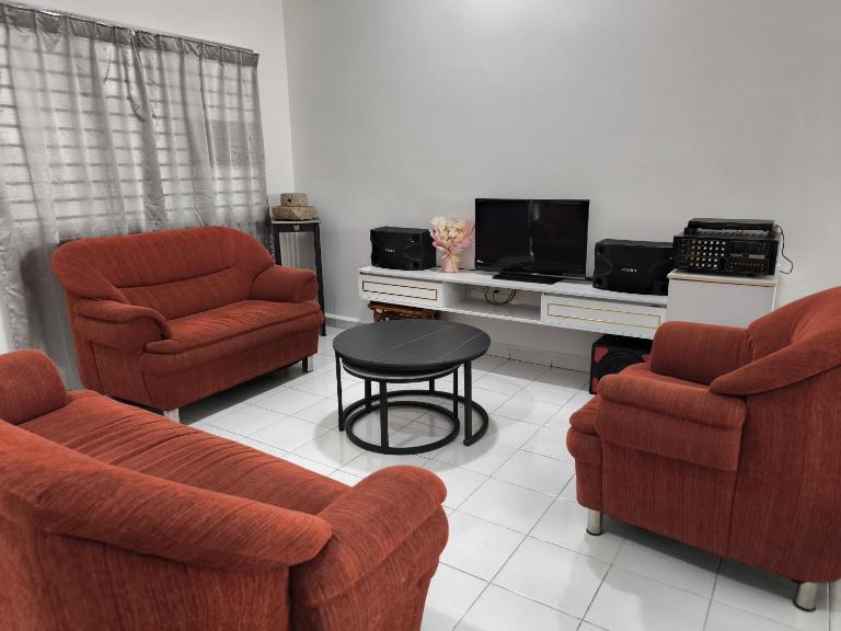 Putera Indah Homestay Batu Pahat 13 pax by Ngio - B&B Batu Pahat