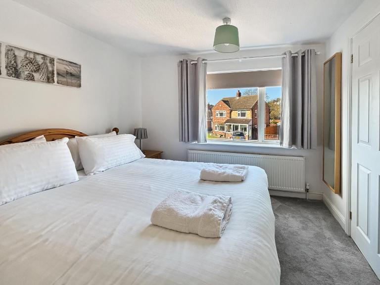 Amaya Nine Sleeps 7 Large 4 bed house - Bottesford - Chambres d'hôtes Bottesford