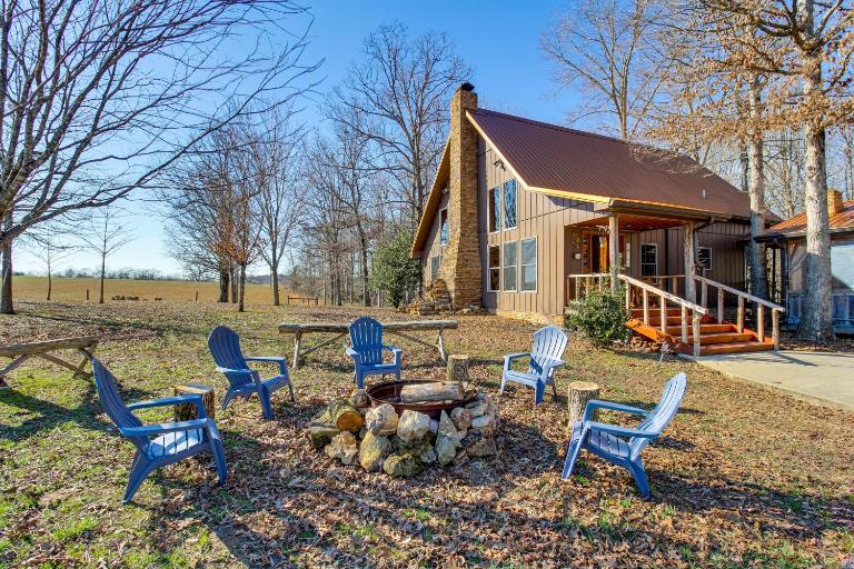 Reel in Fish, Relax By Fire: McMinnville Cabin - B&B McMinnville
