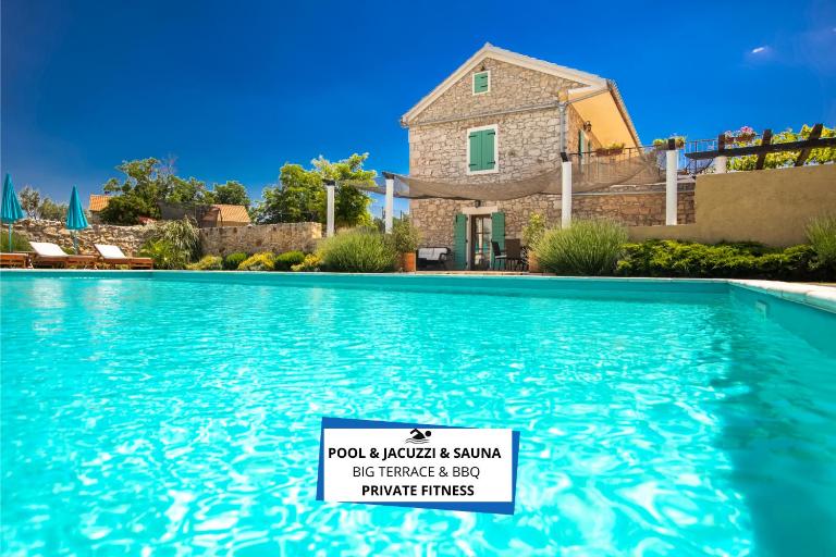 Božini dvori- Villa with Pool, Sauna , Jacuzzi and multifunkcional sport Court - Bed and Breakfast Biograd na Moru