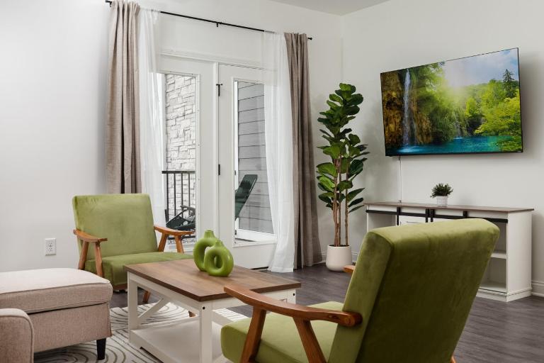 Golden Sun Spacious 1BR Pond View King Bed WFH Gym - Ferienwohnung Whitestown