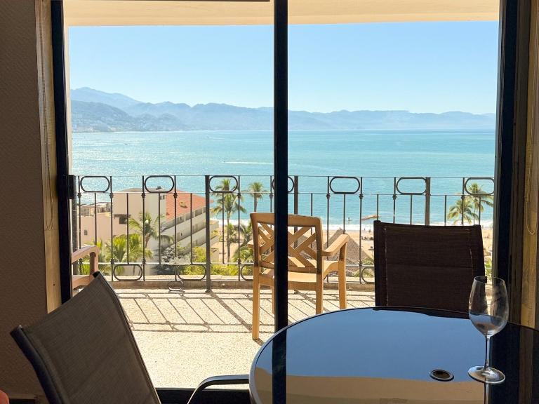 Prime beachfront flat & balcony! - B&B Puerto Vallarta