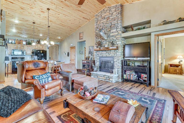 Rustic Retreat w/ Spacious Deck in Show Low! - Chambres d'hôtes Show Low
