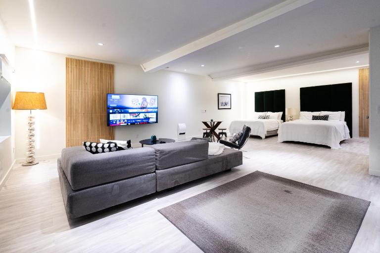 Modern Loft with Park Like Setting View - Bed and Breakfast Kirkland