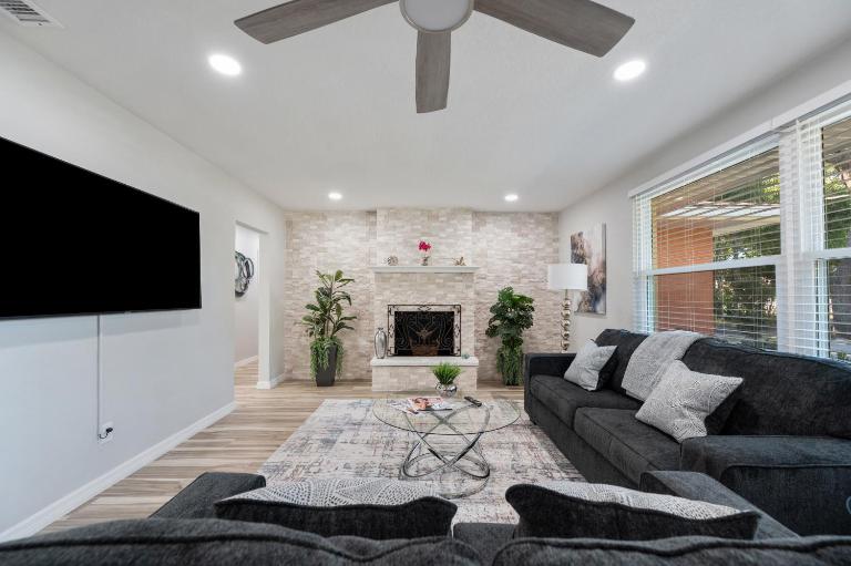 Wood Circle House - Dog Friendly with Fenced in Backyard - B&B Lakeland