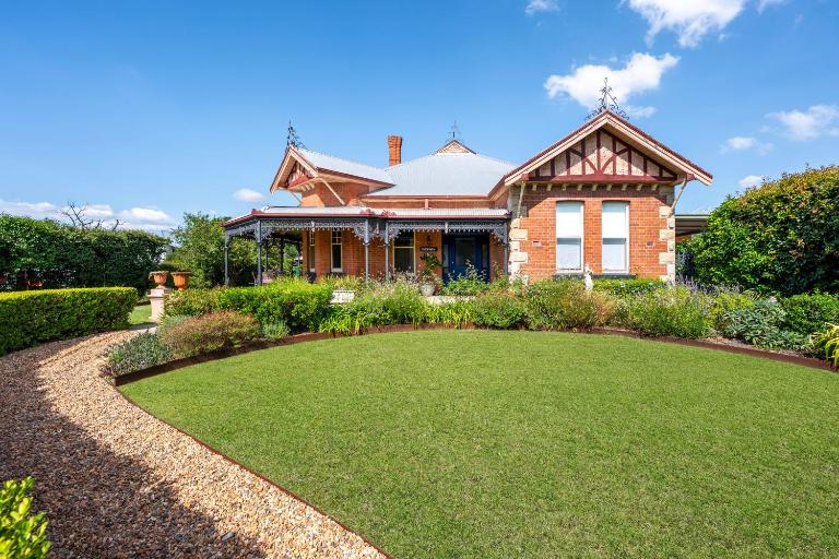 Luxury at Lauralla - An Elegant Victorian Escape - B&B Mudgee