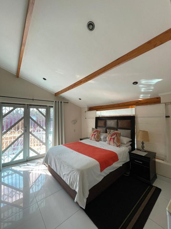Zinzanathi Guest house - B&B Ladysmith