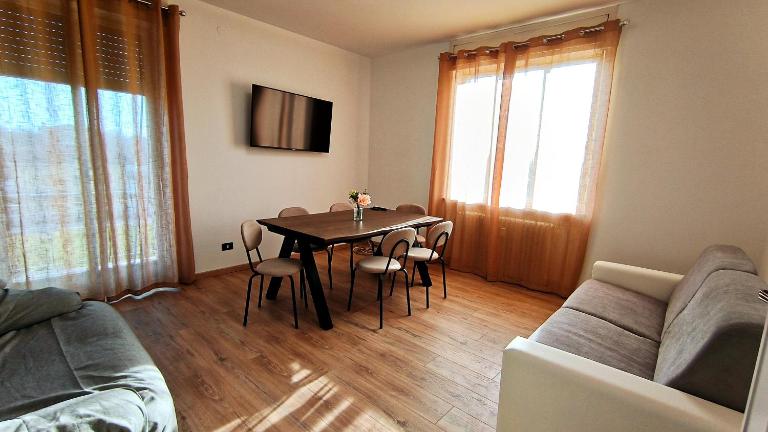Canavese Apartment e Box Auto Cinque Laghi Ivrea - B&B Montalto Dora