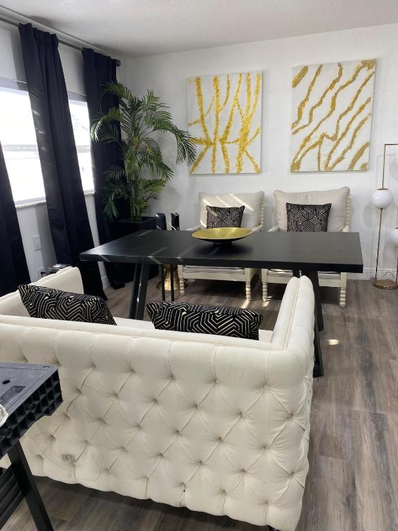 Backyard Modern Zen Retreat with Inside Modern Vibe - Chambres d'hôtes Tampa